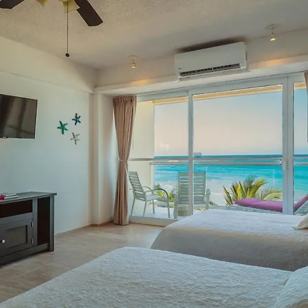 Beachfront Studio! Ubicacion Perfecta!